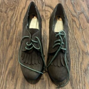 Tahari Brown Suede Flats with Kiltie Fringe